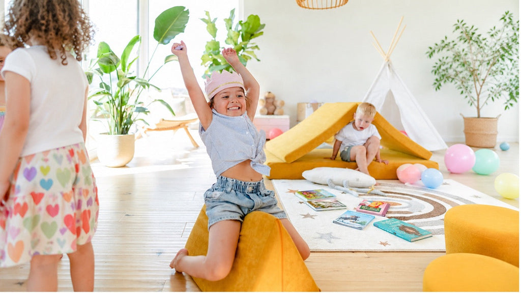 Kinder bauen und spielen selbstständig mit weichen Spielsofa-Elementen