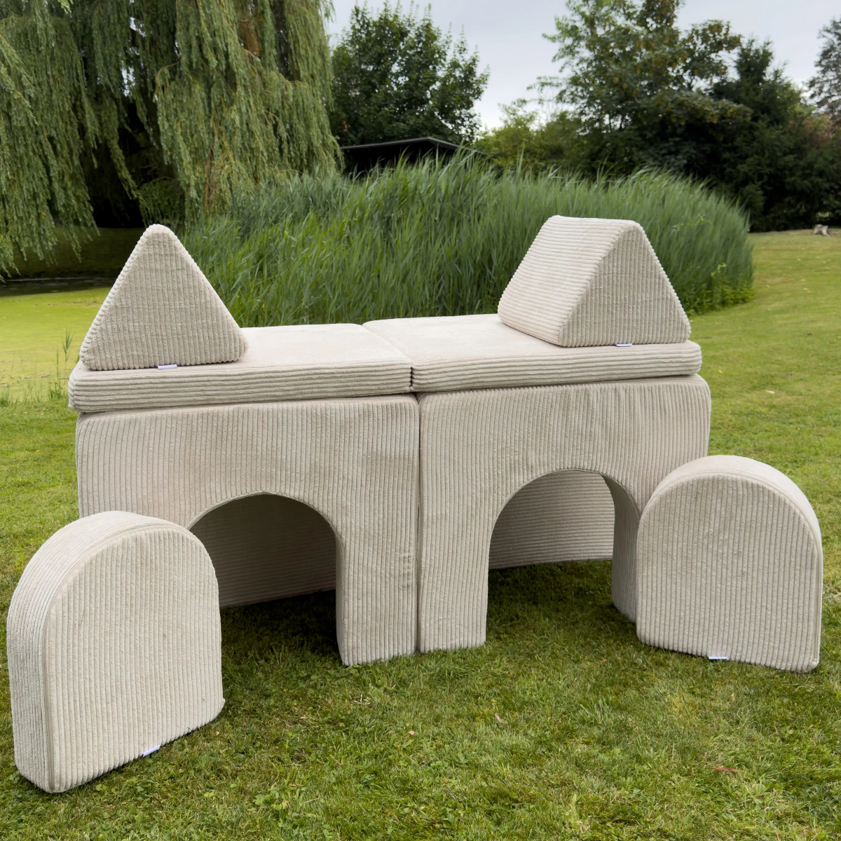 Spielsofa Zauberburg Bundle als niedrige Sitzburg mit zwei Durchkrabbel-Toren für Kinder