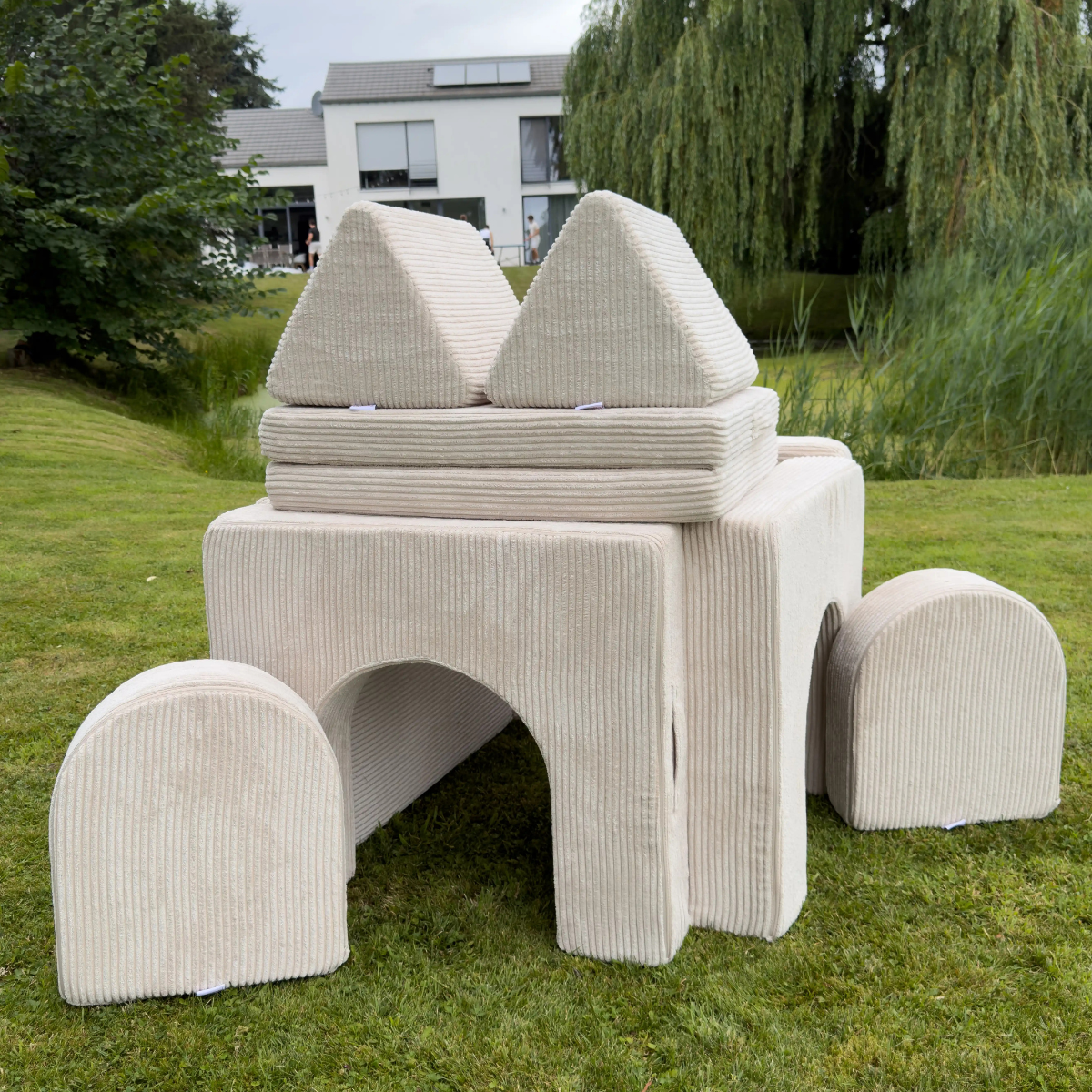 Linodino Spielsofa Zauberburg Bundle: aufgebautes Spielhaus mit Turmdach und zwei Toren