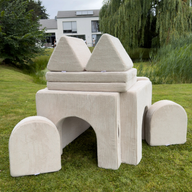 Linodino Spielsofa Zauberburg Bundle: aufgebautes Spielhaus mit Turmdach und zwei Toren