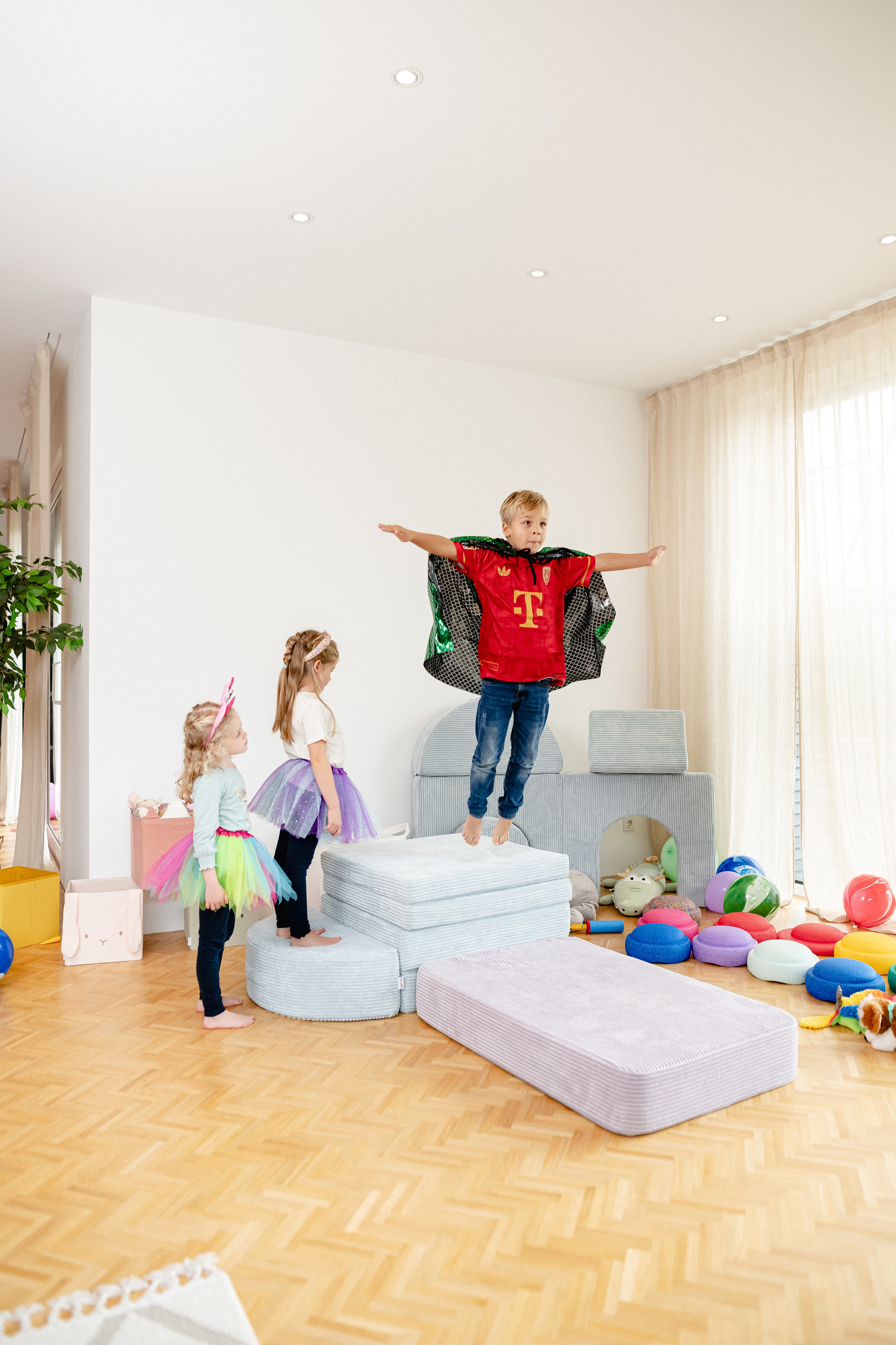 Junge als Superheld verkleidet springt von Linolino Spielsofa Parkour aus Schaumstoff