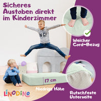 Kinder springen auf einer rutschfesten grünen Hüpfmatratze