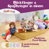 Spielmatte in Gelb, genutzt als Hüpfpolster und Lesefläche für Kinder