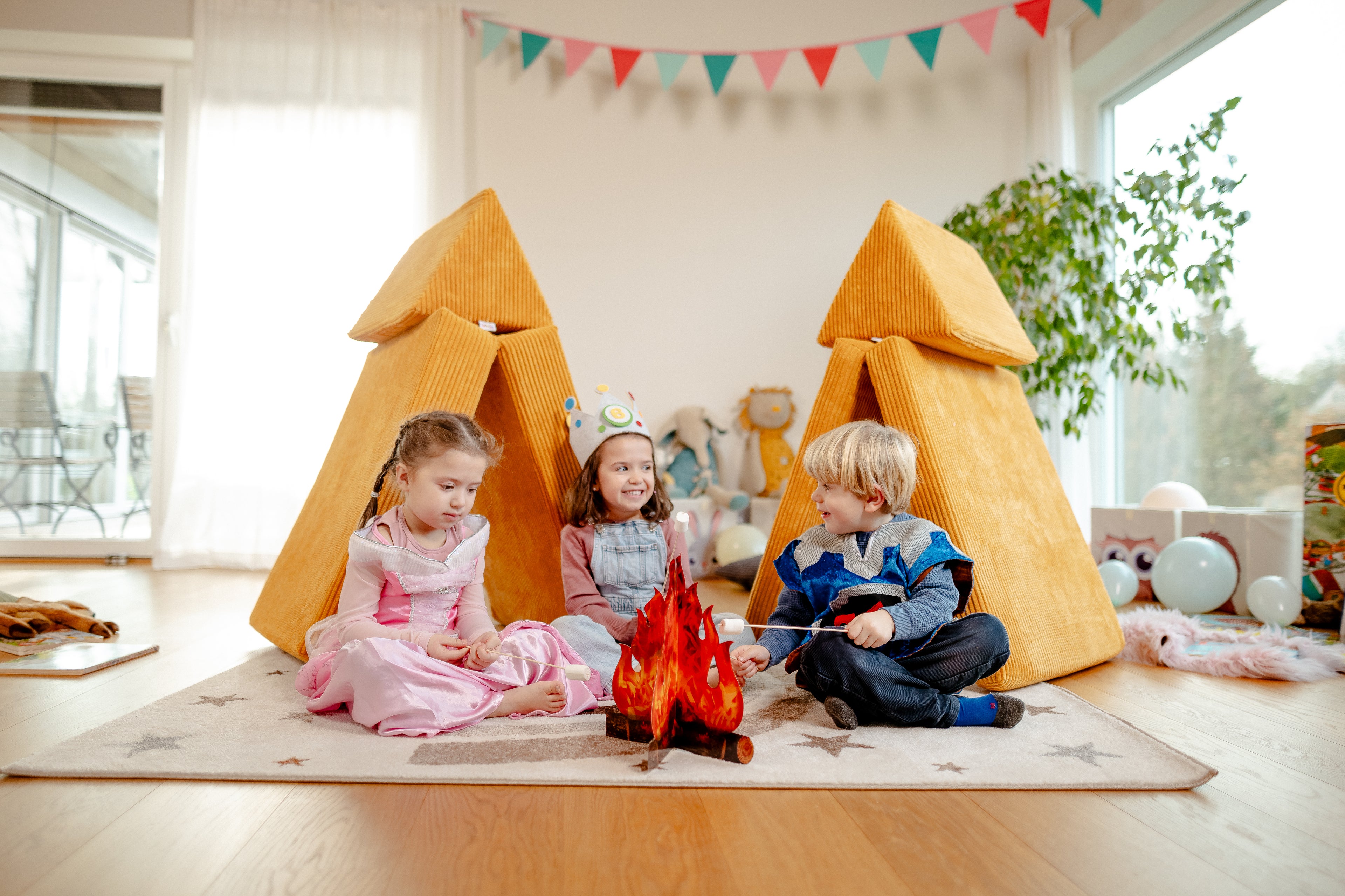 linodino-spielsofa-spielparadiese-stockbrot-mit-kindern-am-lagerferfeuer